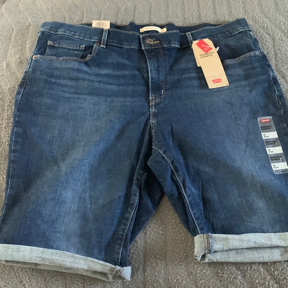 WOMANS Levi’s Bermuda Shorts
